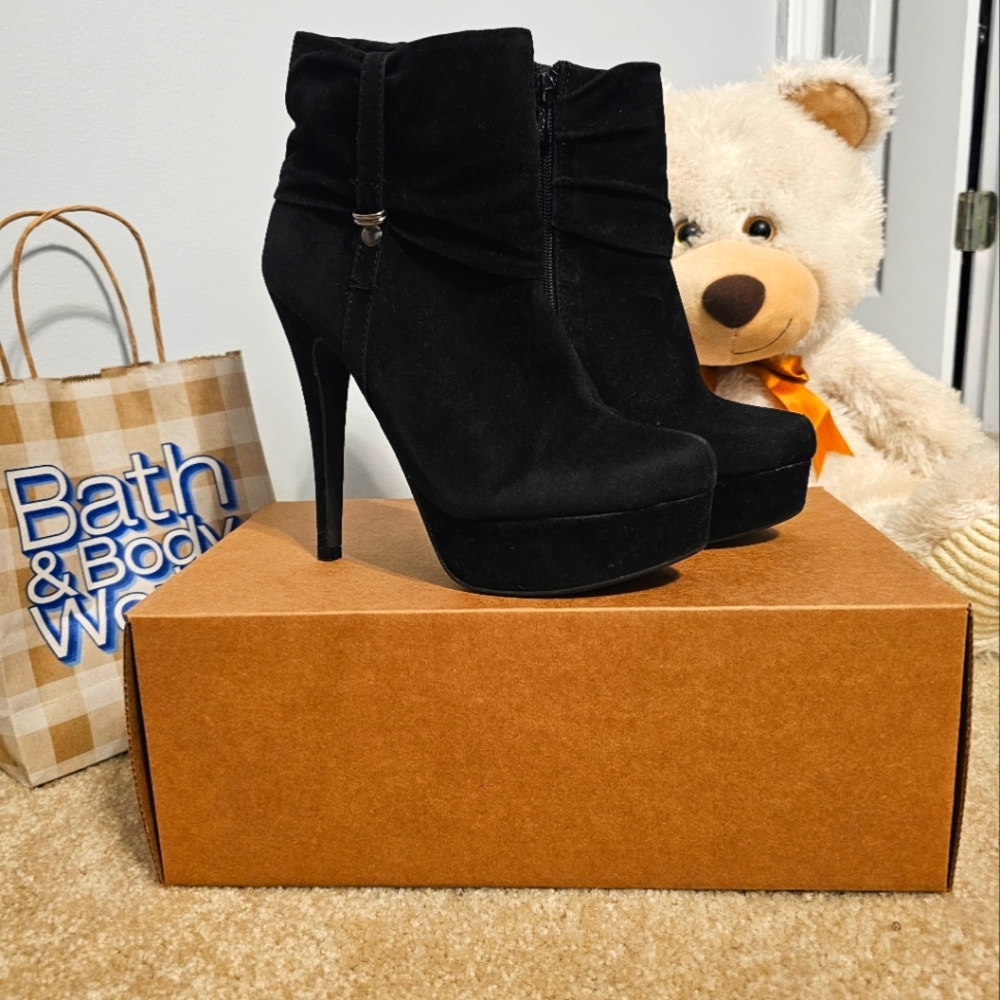ANKLE BOOTS